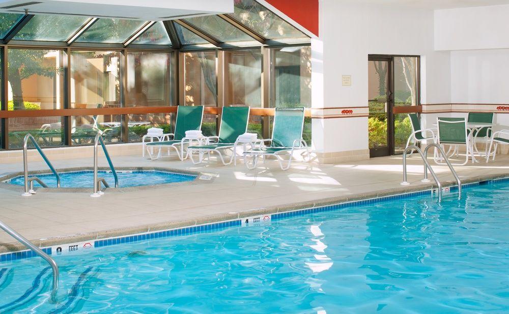 Отель Courtyard Newark Liberty International Airport Экстерьер фото