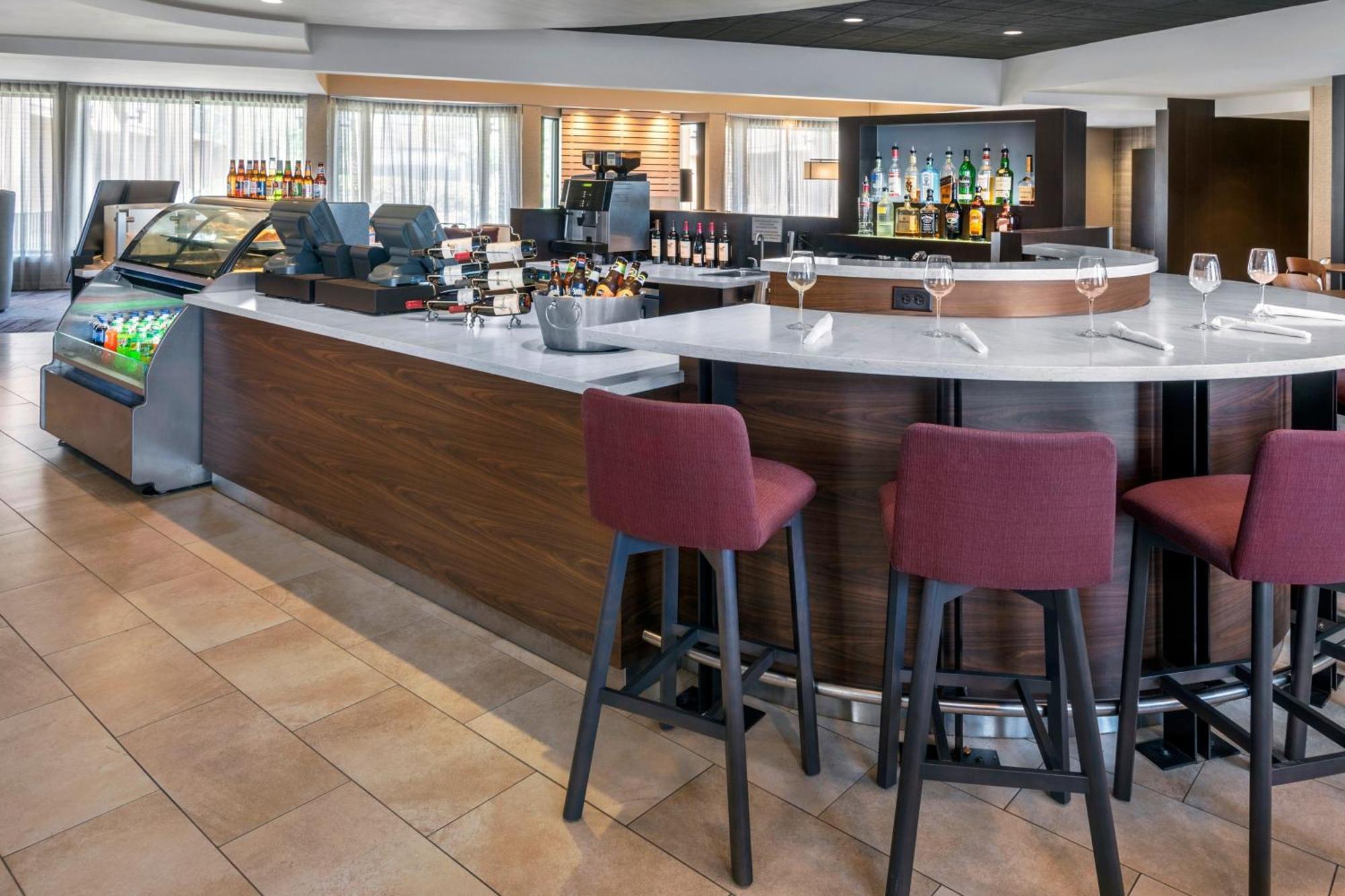 Отель Courtyard Newark Liberty International Airport Экстерьер фото