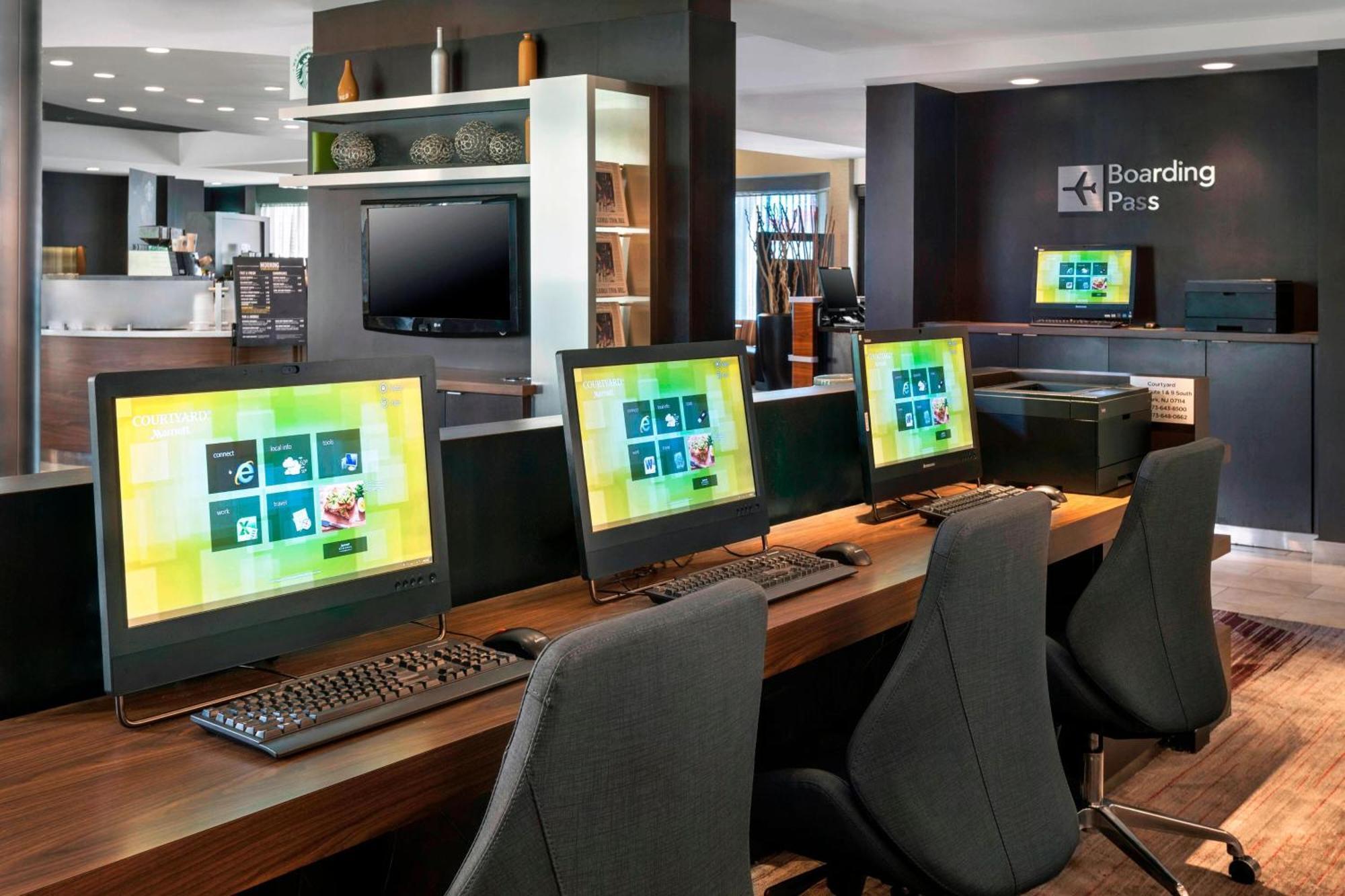 Отель Courtyard Newark Liberty International Airport Экстерьер фото