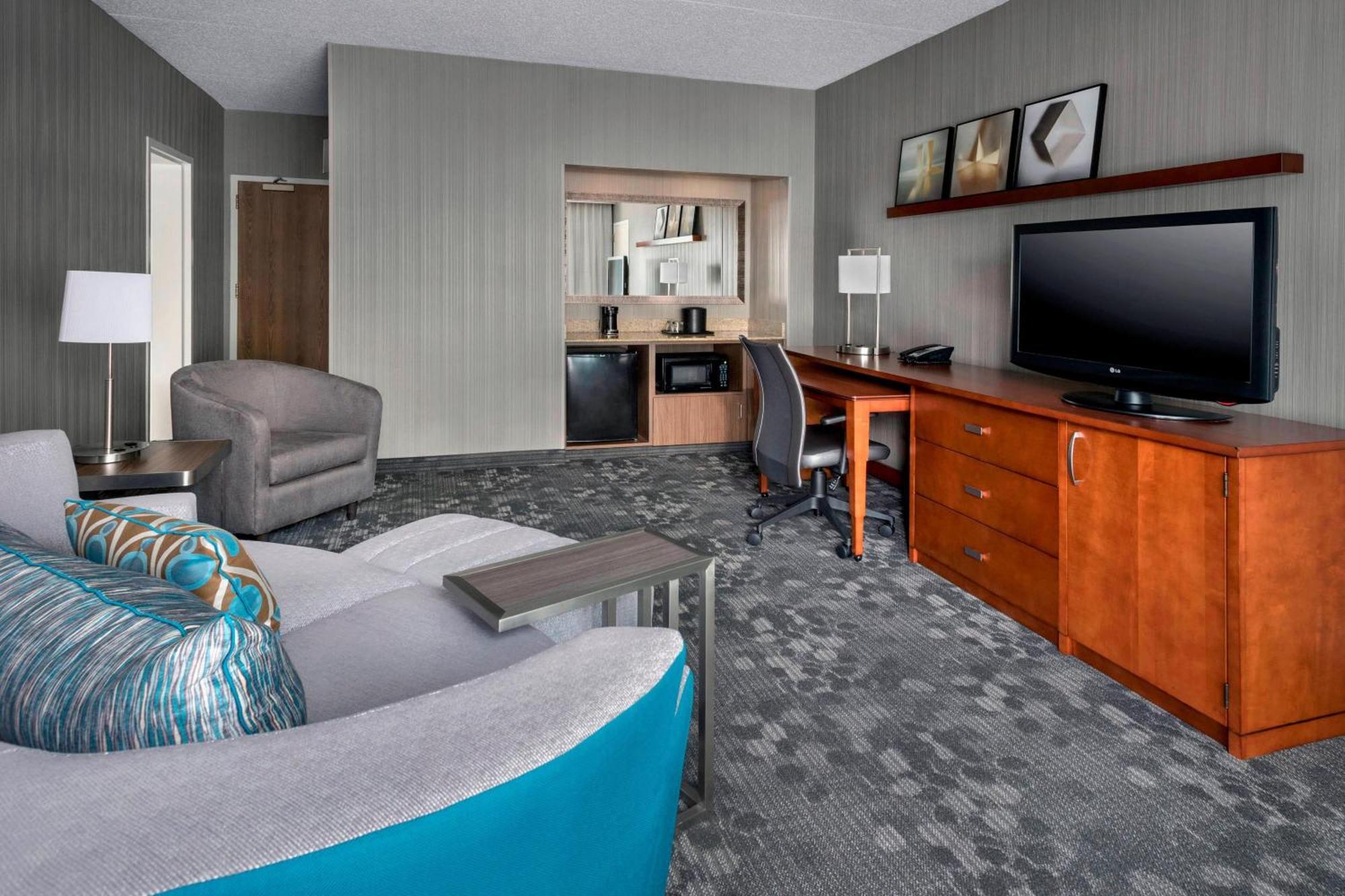 Отель Courtyard Newark Liberty International Airport Экстерьер фото