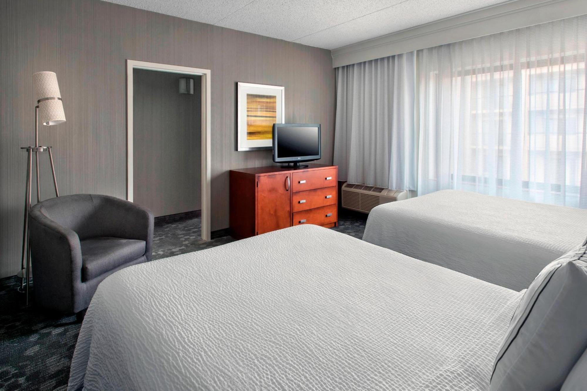 Отель Courtyard Newark Liberty International Airport Экстерьер фото