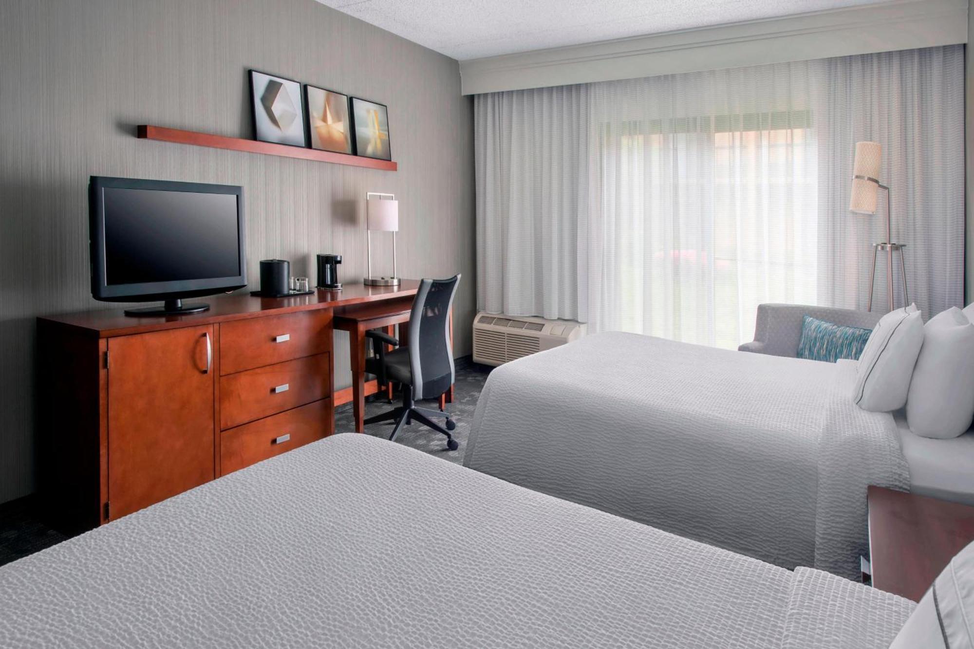 Отель Courtyard Newark Liberty International Airport Экстерьер фото