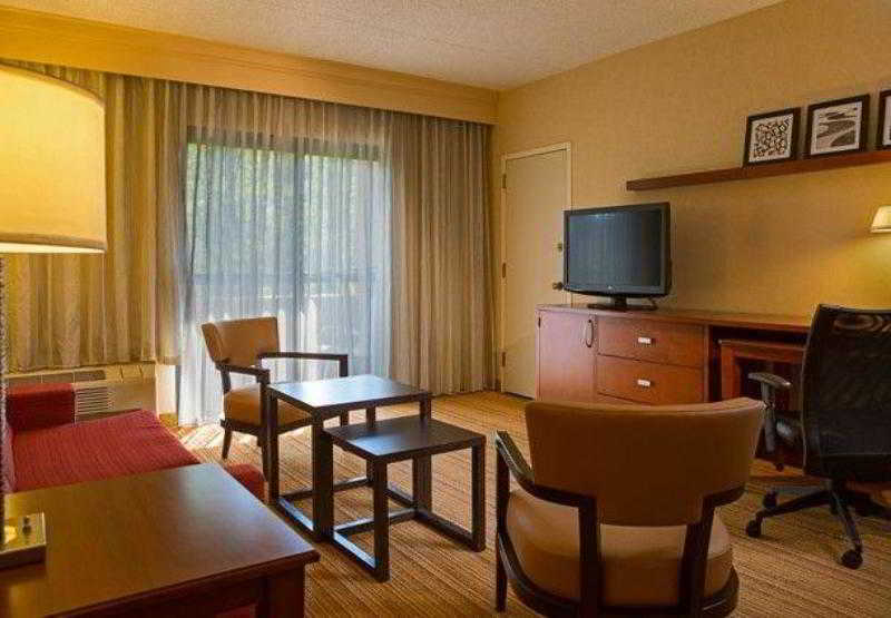 Отель Courtyard Newark Liberty International Airport Экстерьер фото
