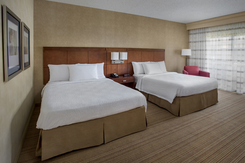 Отель Courtyard Newark Liberty International Airport Экстерьер фото