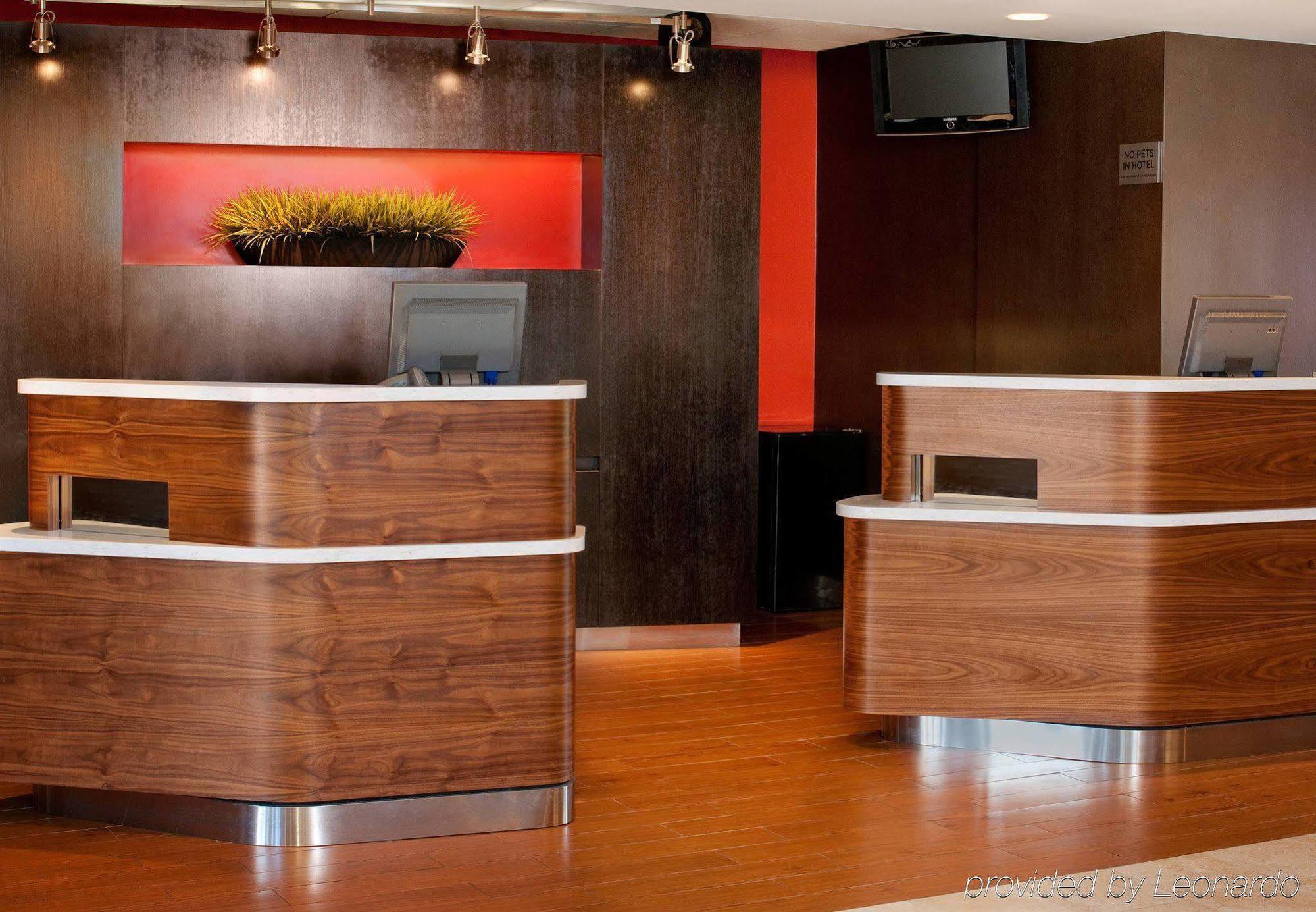 Отель Courtyard Newark Liberty International Airport Экстерьер фото