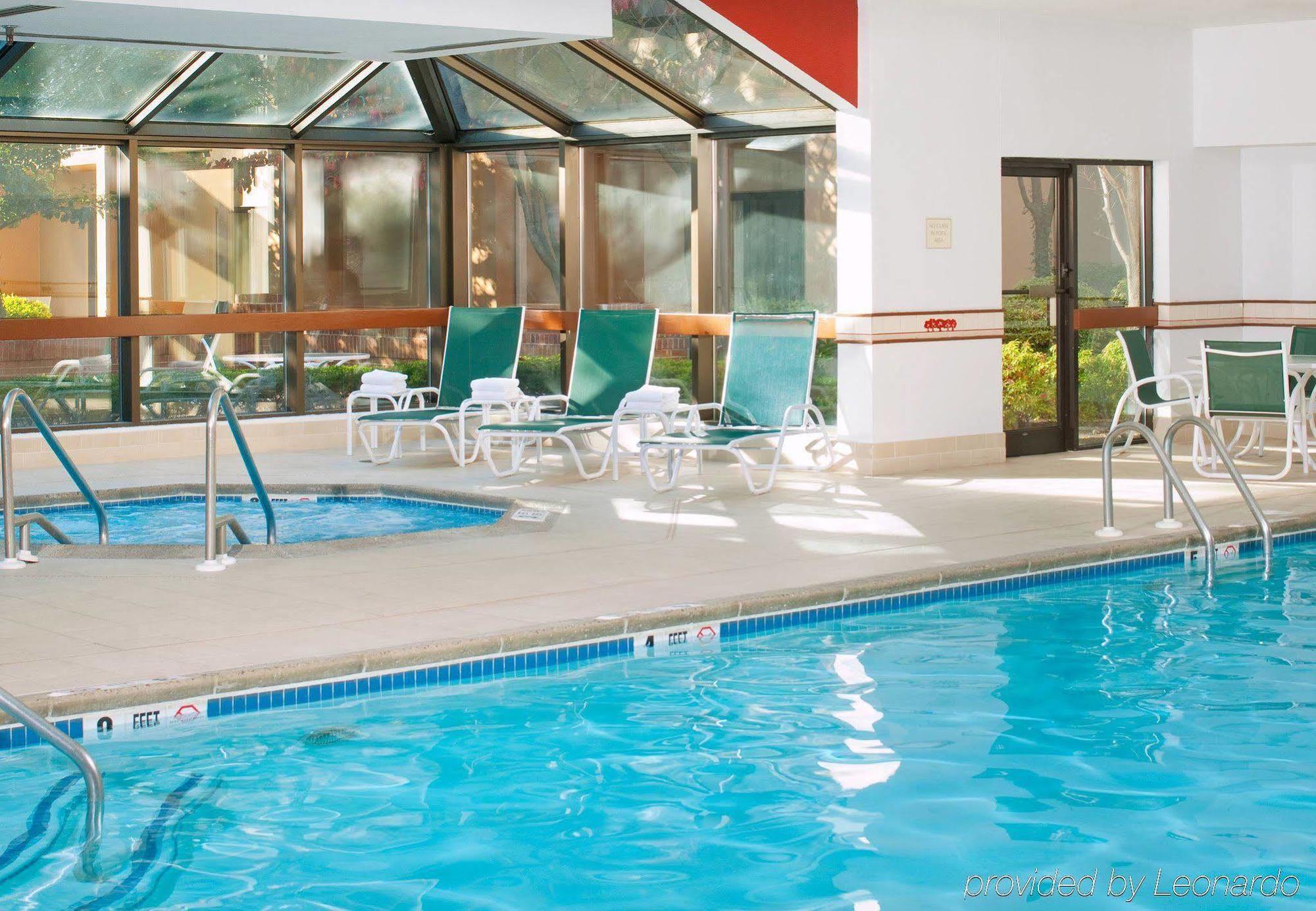 Отель Courtyard Newark Liberty International Airport Экстерьер фото