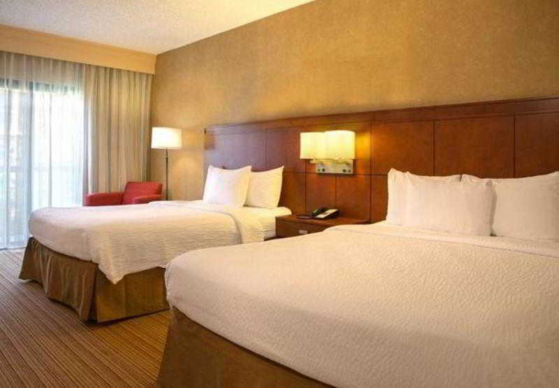 Отель Courtyard Newark Liberty International Airport Экстерьер фото