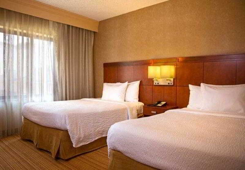 Отель Courtyard Newark Liberty International Airport Экстерьер фото