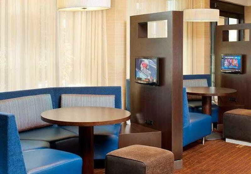 Отель Courtyard Newark Liberty International Airport Экстерьер фото