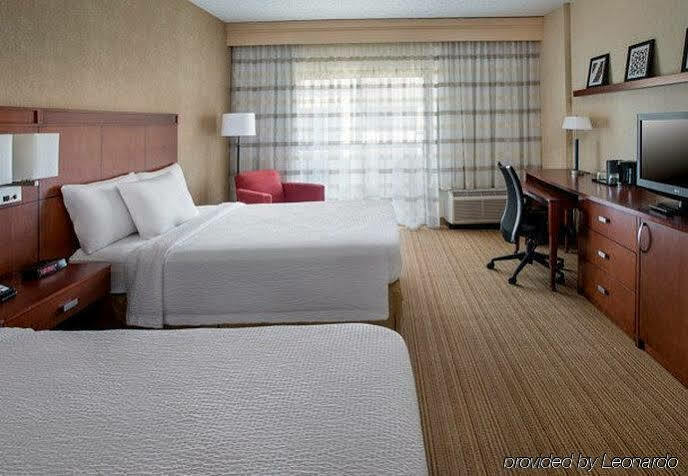 Отель Courtyard Newark Liberty International Airport Экстерьер фото