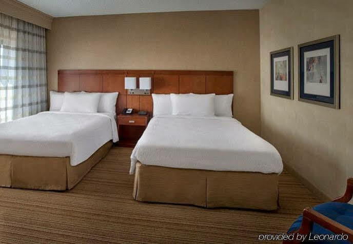Отель Courtyard Newark Liberty International Airport Экстерьер фото